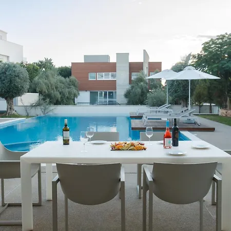 Vivo Mare Beachfront - Emerald Villa